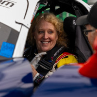 Cindi talks with her crew before the race. 